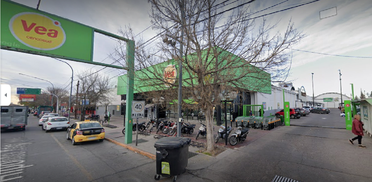 En la playa de este supermercado de San Rafael murió el señor