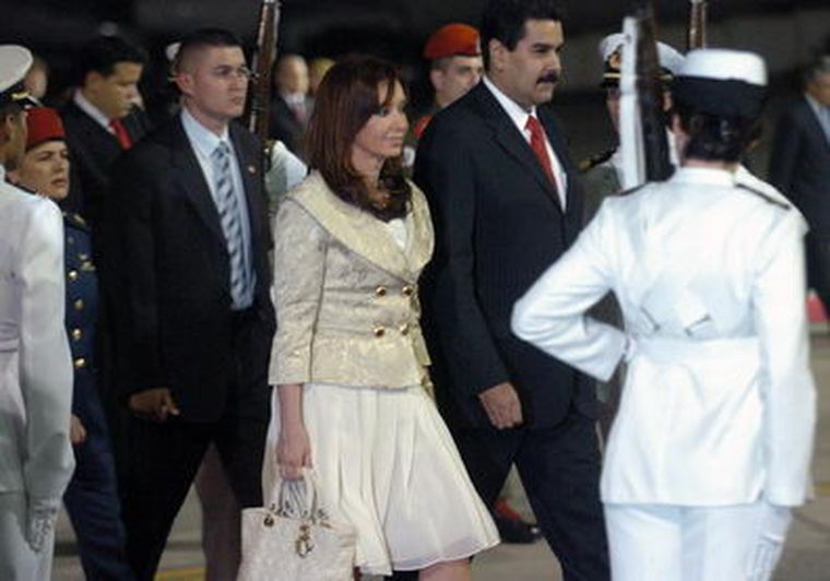 La presidenta argentina, Cristina Fernández  fue recibida ayer por el canciller venezolano, Nicolás Maduro Foto: EFE