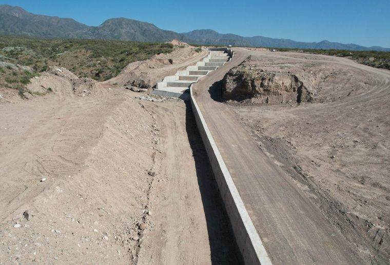 Dique, colectores y cauces forman hoy un sistema clave para frenar crecidas, pero especialistas advierten que las defensas no eliminan el peligro. Dique, colectores y cauces forman hoy un sistema clave para frenar crecidas, pero especialistas advierten que las defensas no eliminan el peligro.
