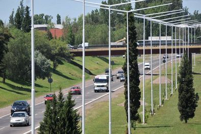 MDZol | Algunas columnas de luminarias ya están instaladas. Foto: Nacho Gaffuri / MDZ