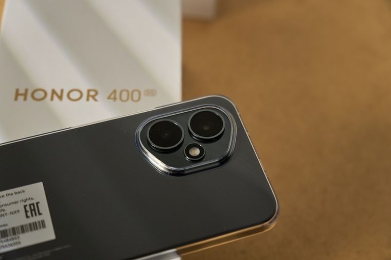El celular con doble cámara y pantalla de gran tamaño. El celular con doble cámara y pantalla de gran tamaño. 