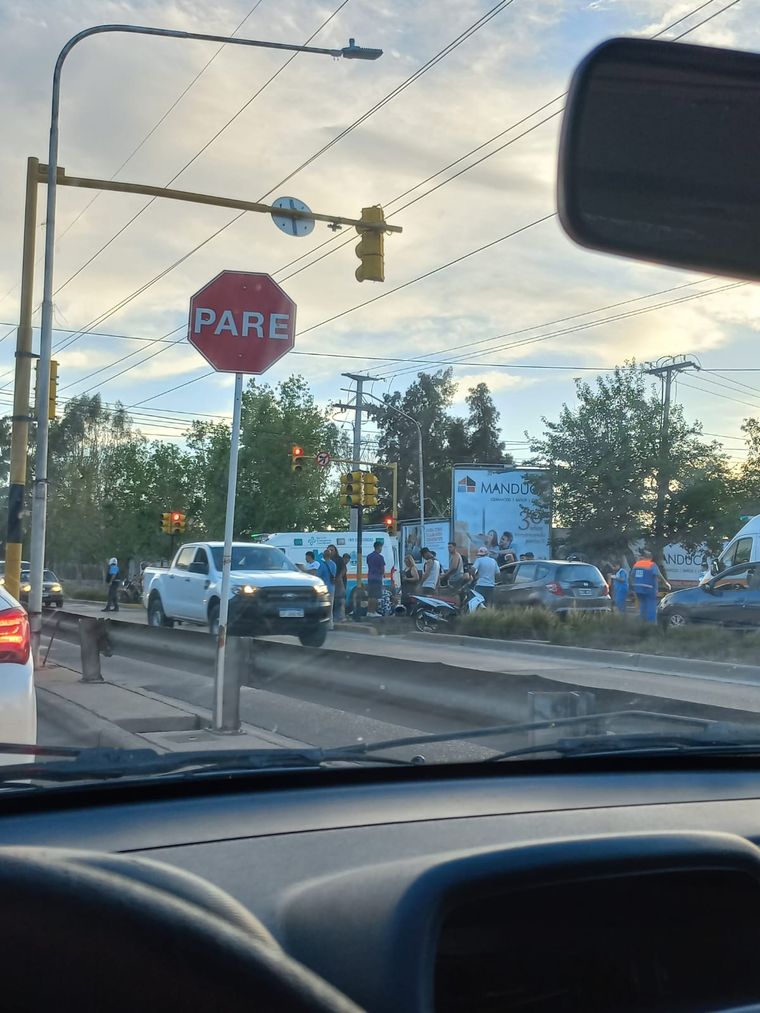 La ambulancia tuvo que intervenir en el choque Foto: MDZ
