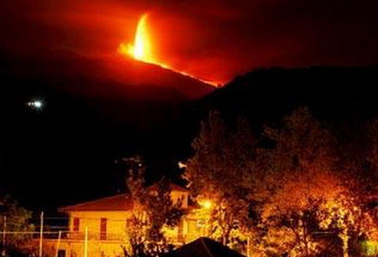 Así está erupcionando el volcán.