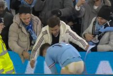 Julián Álvarez y un lindo gesto con un hincha de River. Julián Álvarez y un lindo gesto con un hincha de River.