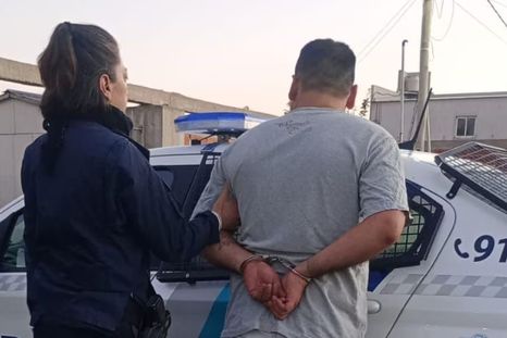 Jonatan Leonel Chazarreta quedó detenido por el intento de femicidio de Mariela Soledad Santos, perpetrado en la casa que ambos compartían en La Plata. Jonatan Leonel Chazarreta quedó detenido por el intento de femicidio de Mariela Soledad Santos, perpetrado en la casa que ambos compartían en La Plata.