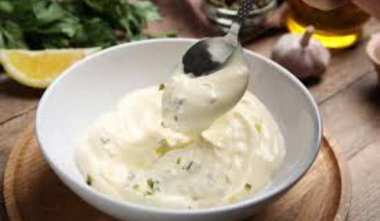 La receta de salsa tártara se originó en la gastronomía francesa del siglo XIX. La receta de salsa tártara se originó en la gastronomía francesa del siglo XIX.