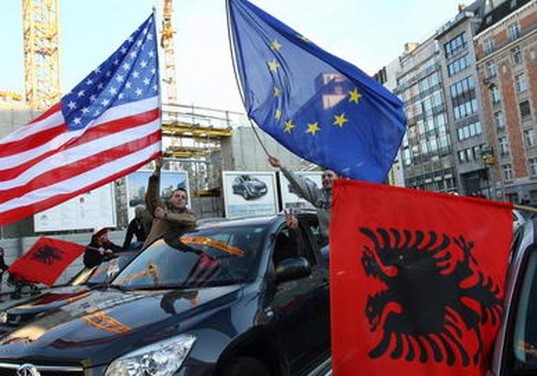 Los festejos locales cuando fue declarada la independencia de Kosovo. Foto: NA