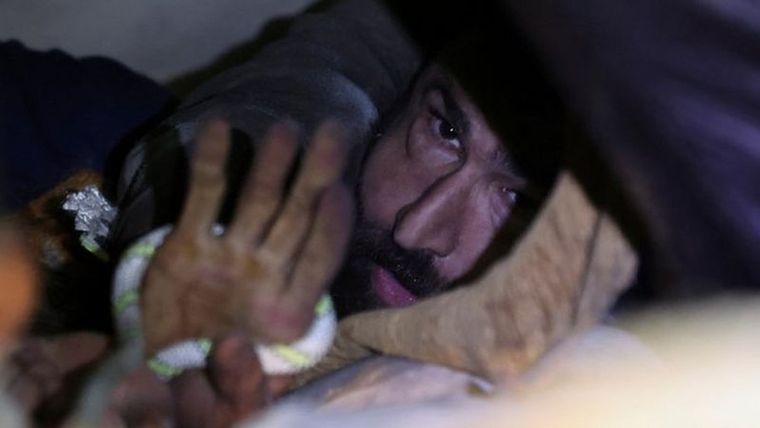 Abdulalim Muaini fue rescatado debajo de los escombros en Hatay, Turquía Foto: UMIT BEKTAS / REUTERS