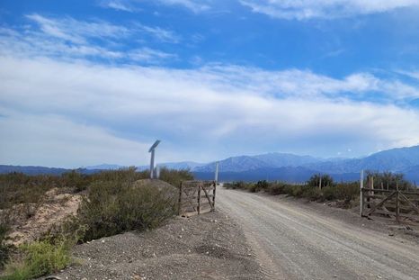 Muchos de los que visitan las ruinas de las Minas de Salagasta aseguran que les parece un fantasma en moto. Muchos de los que visitan las ruinas de las Minas de Salagasta aseguran que les parece un fantasma en moto.