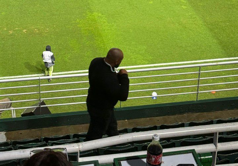 Diego "La Roca" Moreno presente en el Florencio Sola en el 0-0 entre Barracas y Vasco Da Gama. Diego "La Roca" Moreno presente en el Florencio Sola en el 0-0 entre Barracas y Vasco Da Gama.