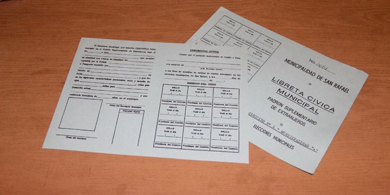 La libreta con la que votarán los extranjeros. Foto: Maggie Ojcius/ Mediamza.com