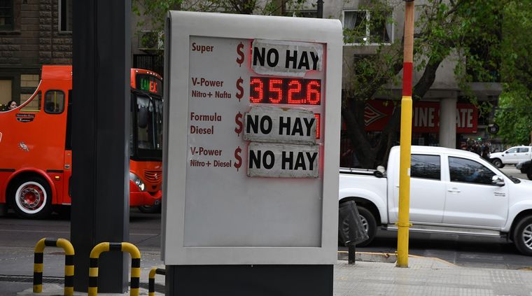 La estación Shell de calle Colón y España se quedó sin combustible Foto: ALF PONCE MERCADO / MDZ