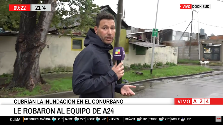 El cronista persiguió a los ladrones. El cronista persiguió a los ladrones.