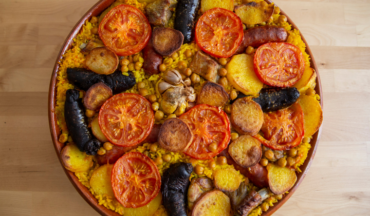 En muchas casas valencianas, esta receta se cocina tradicionalmente en cazuela de barro, ya que mantiene mejor el calor y realza el aroma caracter&iacute;stico del arroz al horno.