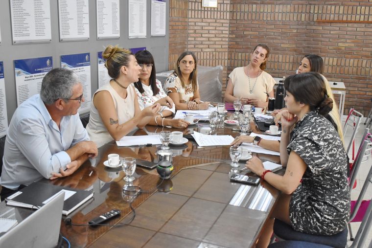 La Comisión de Género de Diputados analiza una guía para prevenir y actuar ante violencia y abuso sexual infantil en clubes mendocinos. La Comisión de Género de Diputados analiza una guía para prevenir y actuar ante violencia y abuso sexual infantil en clubes mendocinos.