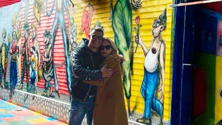 El paseo romántico de Almirón por Caminito tras la victoria de Boca Foto: Instagram @jorgealmironoficial