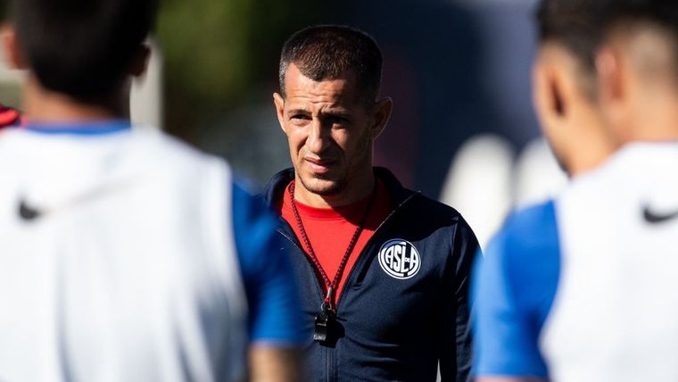 Pipi Romagnoli pierde una pieza clave para jugar en Uruguay. Foto: @SanLorenzo