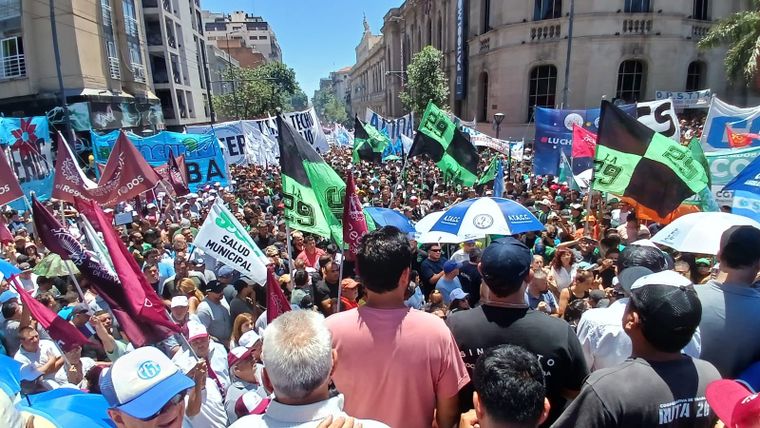 Una multitud se convocó en las calles de la ciudad de Córdoba contra las medidas del Gobierno de Javier Milei Foto: @UEPC_oficial