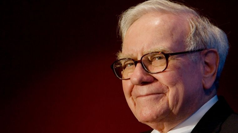 Warren Buffett sigue yendo a trabajar pese a su salud. Foto: Getty Images.