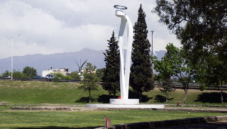 La Virgen del Acceso Este es un punto de referencia para los mendocinos. La Virgen del Acceso Este es un punto de referencia para los mendocinos.