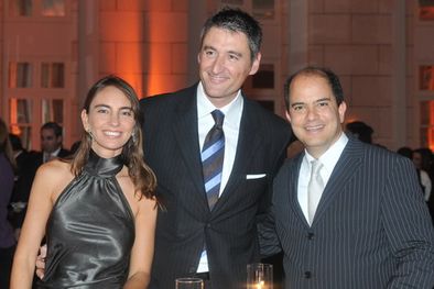 MDZol | Macarena Serra posó junto a los dos gerentes, Antonio Alvarez y Daniel Dolatre. Foto: Gerardo Gómez/MDZ