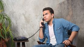 Teníamos de todos modos los teléfonos denominados “fijos”, que nos permitían diálogos directos, y con el tono adecuado.