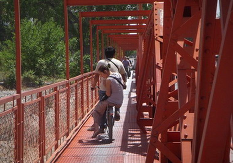 El puente sobre el río Diamante es muy transitado.