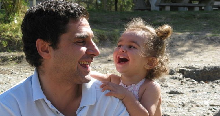 Lucila Introna envió esta foto tomada durante unas vacaciones en el sur. ¡Emilia y su papá Marcelo se divirtieron mucho! Foto: Gentileza