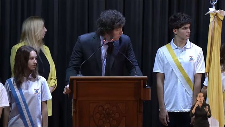 El momento en el que Milei escucha el golpe tras el desmayo y la caída Foto: Captura de video