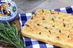 ¡Como pan Caliente! Focaccia de oliva y romero