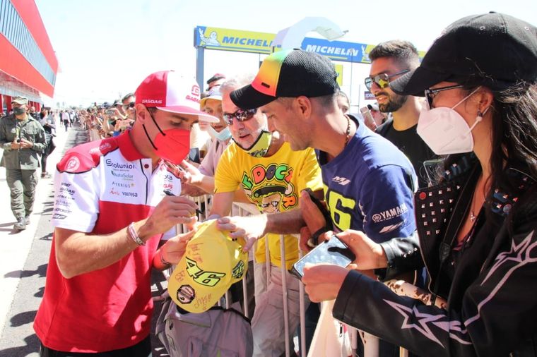 Los fanáticos pudieron interactuar con los pilotos en boxes el viernes 1 de abril. Foto: Prensa Turismo de Santiago del Estero