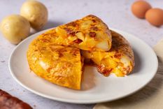 tortilla de papas, cebollas y salchichas: sencilla y exquisita tortilla de papas, cebollas y salchichas: sencilla y exquisita