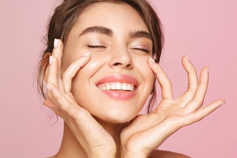 El rostro se ilumina con esta mascarilla. Foto: Shutterstock