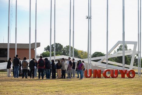 La iniciativa busca acortar la brecha entre la secundaria y la universidad. La iniciativa busca acortar la brecha entre la secundaria y la universidad.