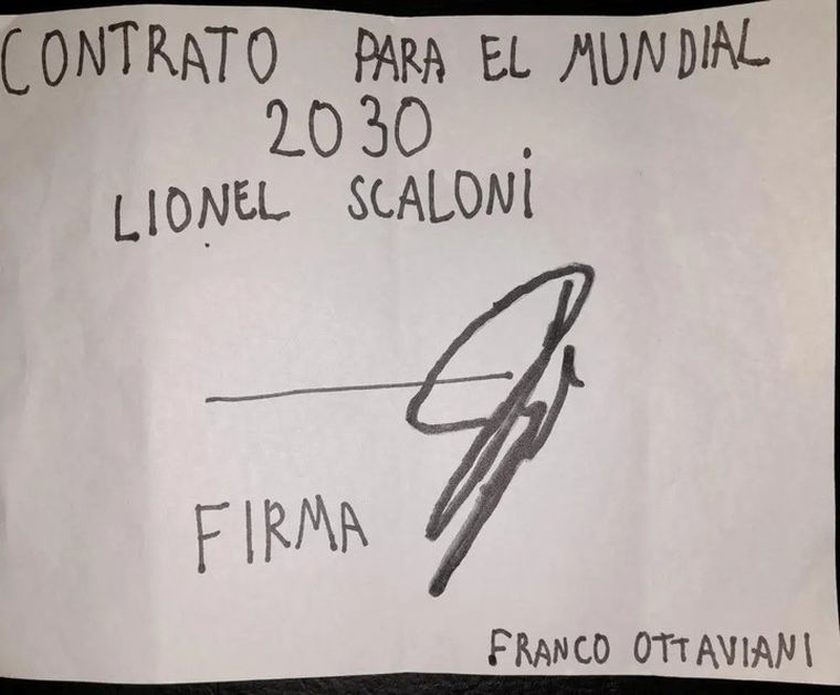 El nene que le hizo "firmar contrato" a Scaloni en Pujato. El nene que le hizo "firmar contrato" a Scaloni en Pujato.