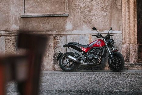 Benelli actualiza la Leoncino 500: cambios en el motor y el chasis