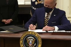 por la crisis, joe biden firmo dos decretos de asistencia financiera