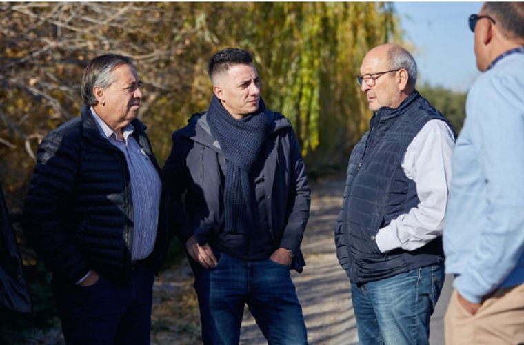 El Superintendente General de Irrigación, Sergio Marinelli, junto al entonces intendente de Guaymallén, Marcelino Iglesias y al  el secretario de Obras de la comuna, Marcos Calvente (actual intendente). En la foto se encuentra el Inspector de Cauce Alejandro Currenti.