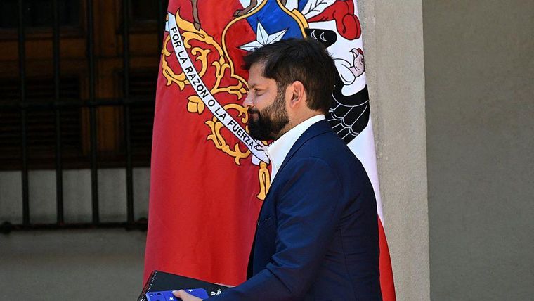 Boric deja la presidencia con varios aciertos, objetivos sin alcanzar y un importante capital político, señalan analistas.