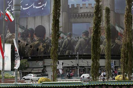 Un mural que representa a militares en la plaza Enqelab en Teherán. Un mural que representa a militares en la plaza Enqelab en Teherán.