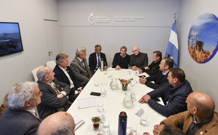 El ministro de Economía se reunió con los representantes de la Mesa de Enlace en el marco de la expo Rural 2024. Foto: Ministerio de Economía
