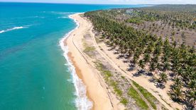 Las playas del Nordeste de Brasil se destacan por sus aguas cálidas, paisajes naturales y pueblos turísticos. Las playas del Nordeste de Brasil se destacan por sus aguas cálidas, paisajes naturales y pueblos turísticos.