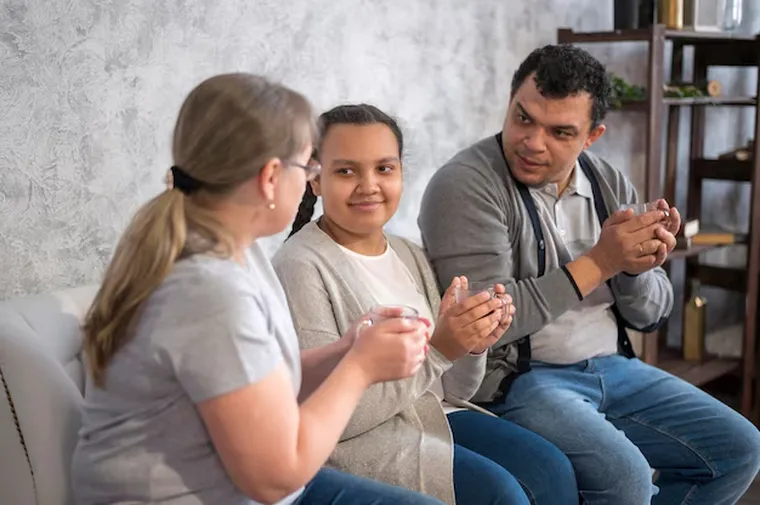 Muchas madres y padres se hacen la misma pregunta: ¿debemos hablar de esto con nuestros hijos? Muchas madres y padres se hacen la misma pregunta: ¿debemos hablar de esto con nuestros hijos?