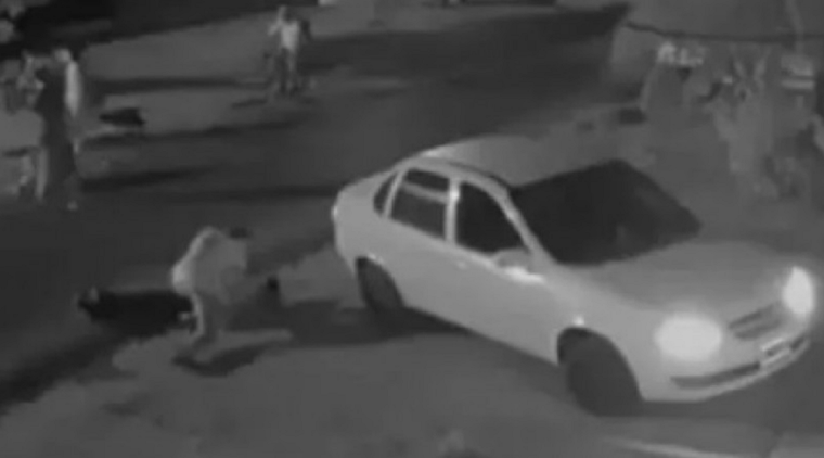 Uno de los momentos de la golpiza Foto: Captura de video