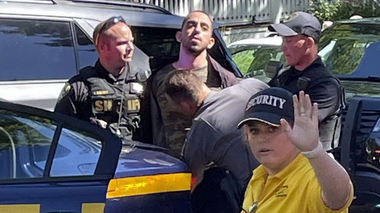 Hadi Matar al ser detenido. Foto: Abc.