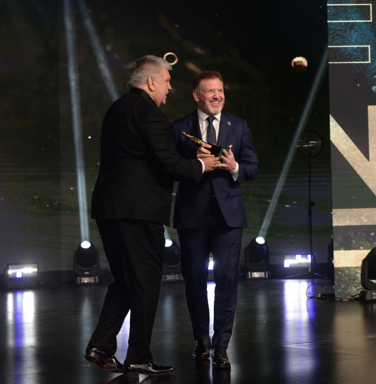 Alejandro Domínguez recibiendo el Martín Fierro en manos de Luis Ventura. Foto: @agdws
