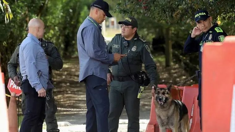 Policías custodian la residencia de Uribe en Rionegro, Antioquia, este viernes 1 de agosto. Policías custodian la residencia de Uribe en Rionegro, Antioquia, este viernes 1 de agosto.