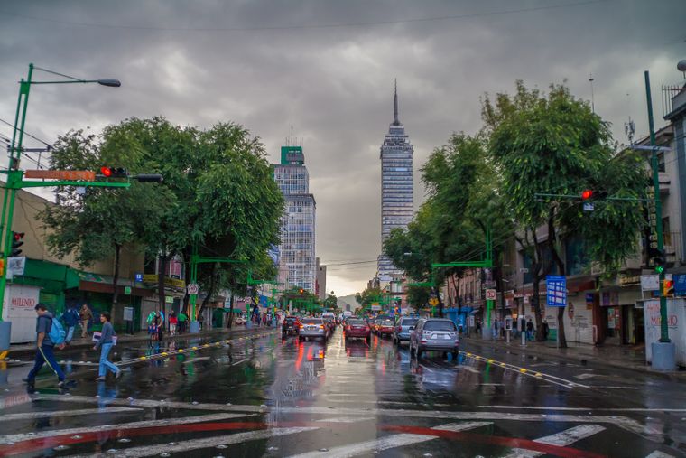 Las lluvias más fuertes se concentrarán en el sur de México, mientras el norte registra vientos intensos y descenso de temperatura.