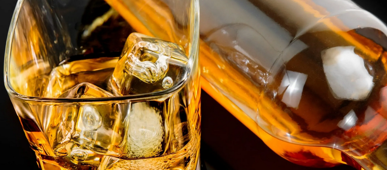 Cóctel con whisky y miel Foto: Manuka honey usa  https://i0.wp.com/manukahoneyusa.com/wp-content/uploads/2015/09/Dollarphotoclub_88848322-scaled-2560x1280.jpg