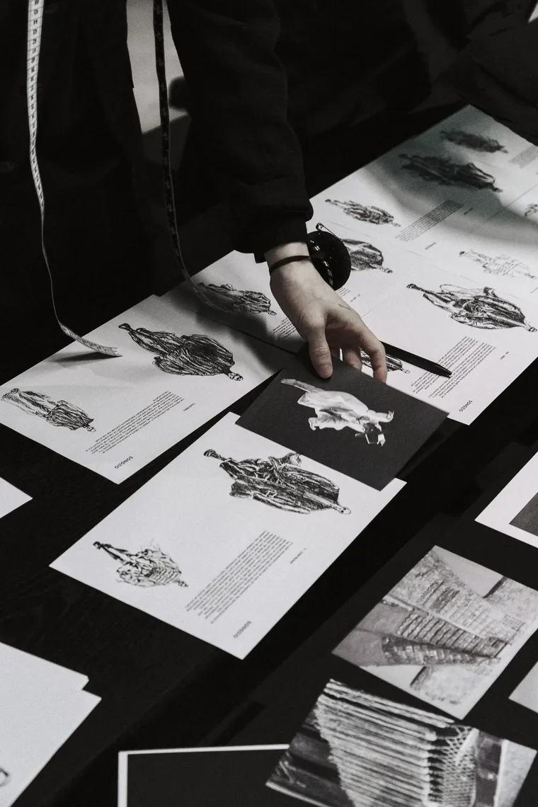 Lyrical Armor: la armadura coreana que vistió a BTS en su regreso. Lyrical Armor: la armadura coreana que vistió a BTS en su regreso.